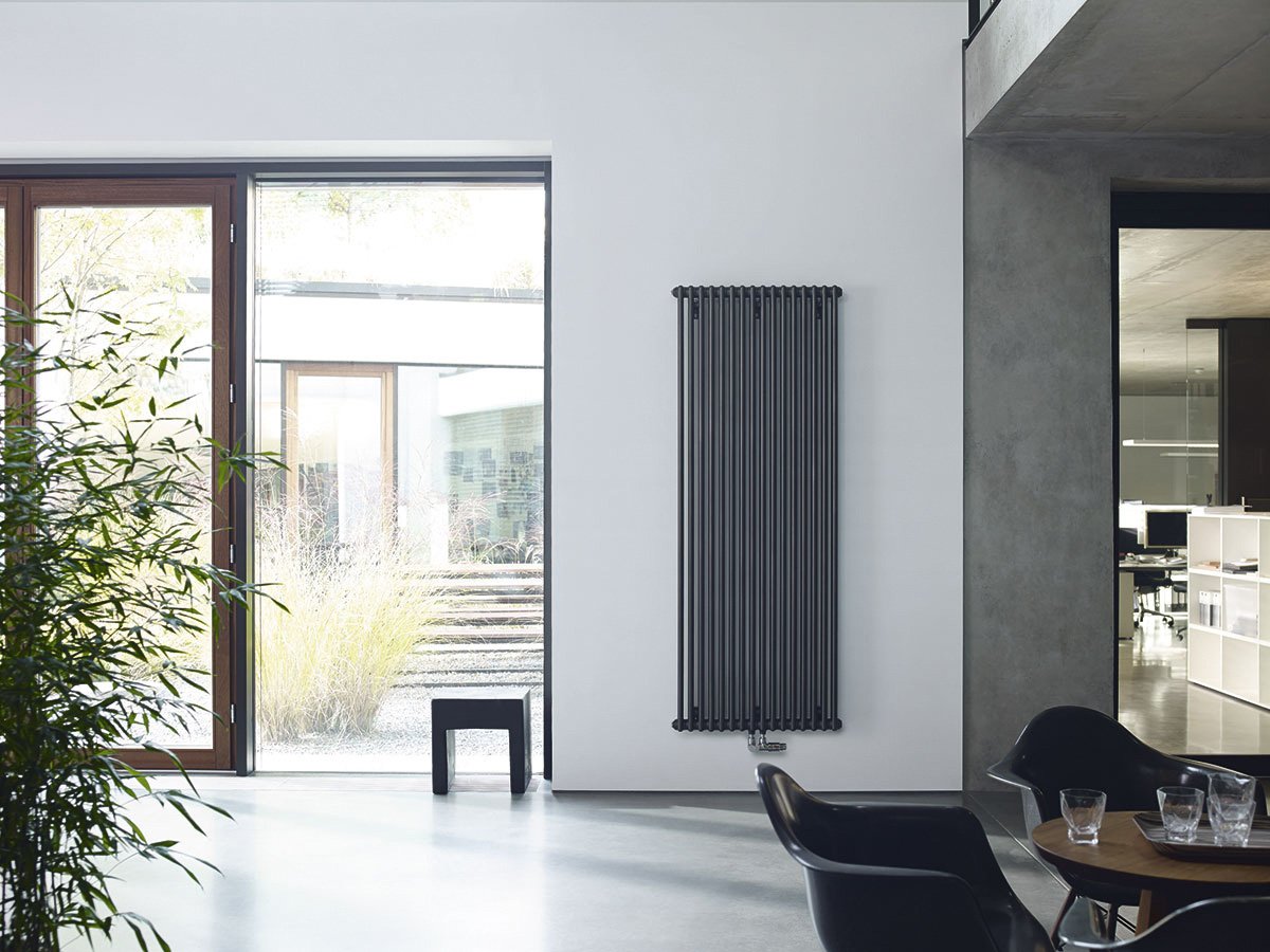 Радиатор Zehnder Charleston 2180/05, 5 секций, Jet Black RAL 9005 Gloss